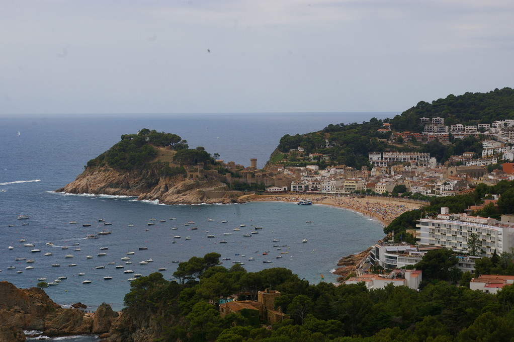 "Alquiler de vacaciones en la Costa Brava" vistas del castillo de "Tossa de Mar" y su playa.