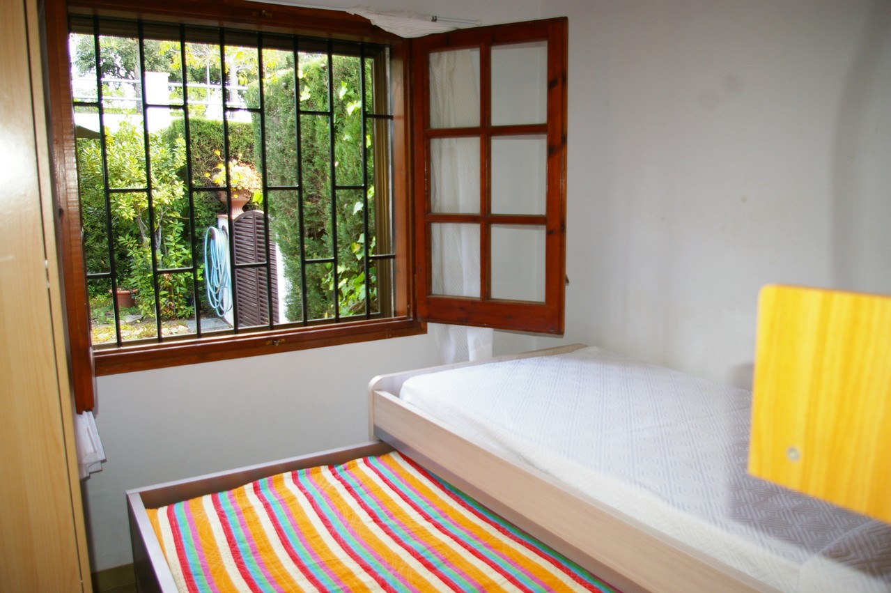 bedroom with two single beds