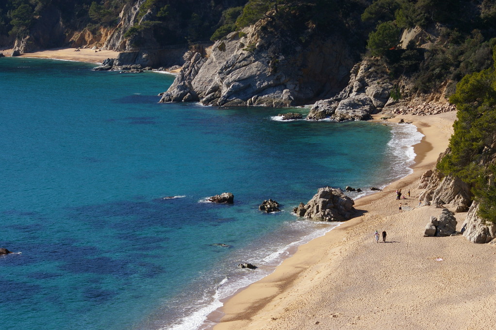 "Alquiler de vacaciones en la Costa Brava" preciosa foto con la vista de toda la playa.
