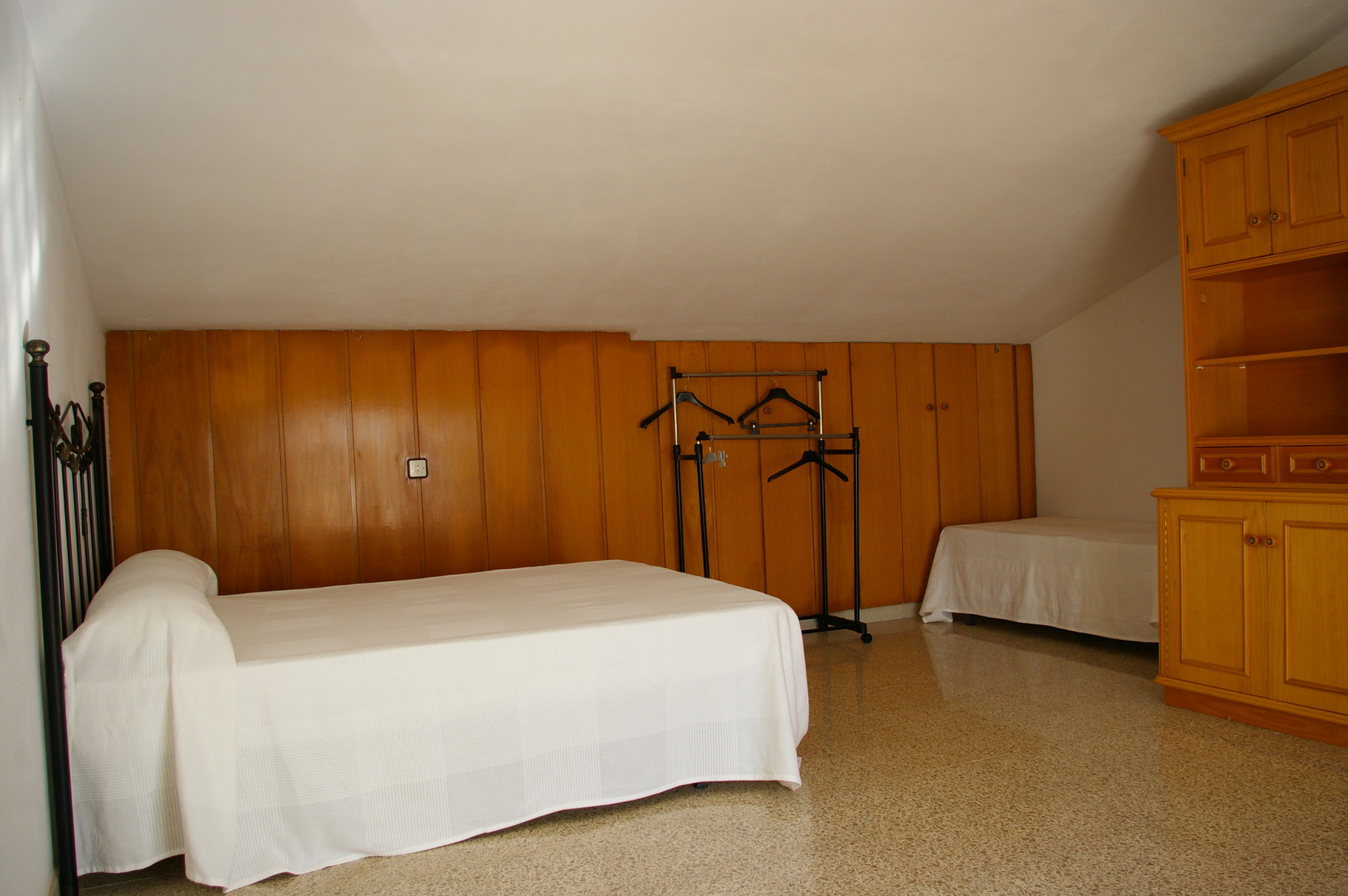 Gran dormitorio con cama de matrimonio y cama individual