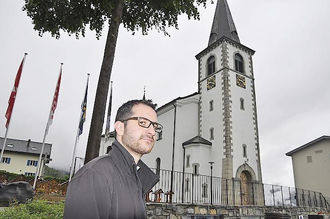 Primiziant Benjamin Schmid vor seiner Heimatkirche in Ausserberg VS  (Foto: RZ)