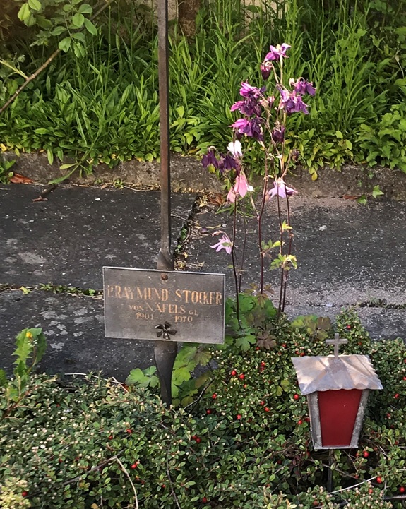 Grab  von P. Raymund Stocker, "Römi", Präfekt der Klosterschule Mariaburg Näfels auf dem kleinen Friedhof des Franziskanerklosters