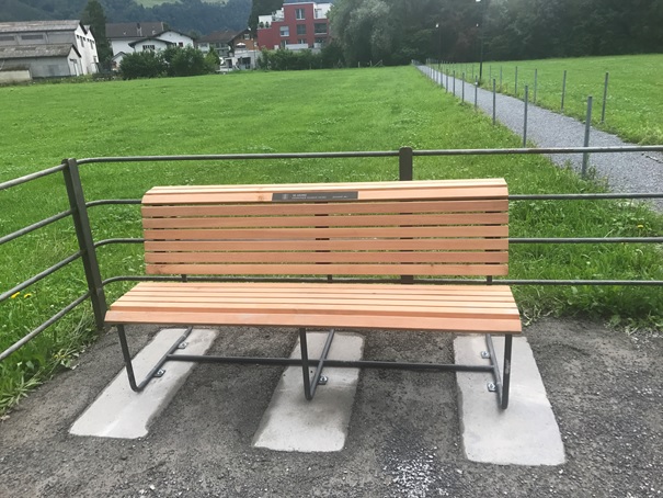 Diese nagelneue Bank steht vor dem Schlachtdenkmal im Sàndlen und ist eine Geste des Gemeinderats Glarus-Nord zu 10 Jahr-Jubiläum der Gemeinde Glarus Nord.