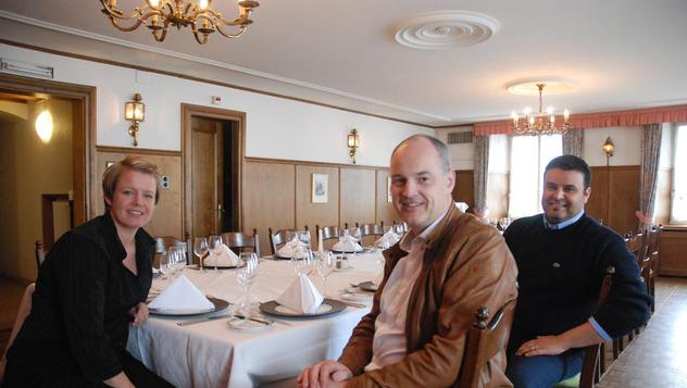  Besitzer und Pächter heute: v. l. n. r.:  Rikke Atia, Manuel Rickenbach und Hichem Atia in der General Bachmann Stube. (Foto: Südostschweiz, Glarus)