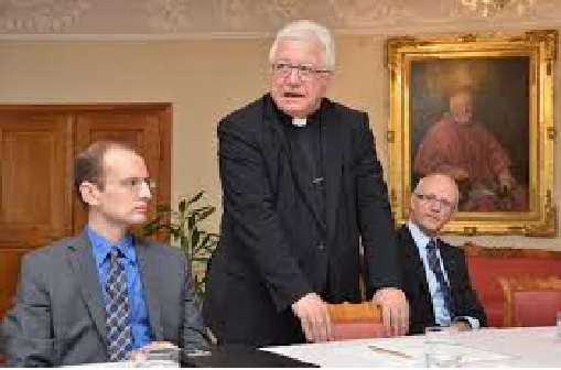 Bischof Markus Büchel, flankiert von Generalvikar und Domdekan Dr. Guido Scherrer, rechts, und Bischofskanzler Dr. Claudius Luterbach. (Bild: Archiv Bistum St. Gallen)