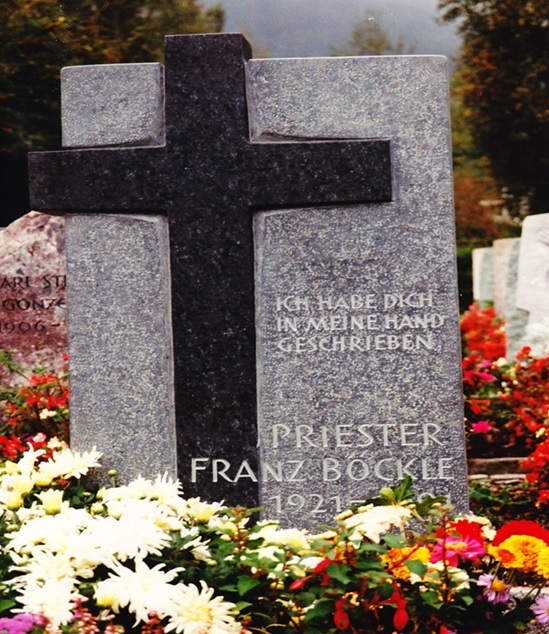 Erinnerungsbild an das Grab von Prof. Dr. theol., Dr. med. h.c. Franz Böckle, Friedhof Glarus