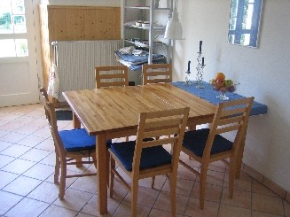 Esstisch in der Küche der Ferienwohnung Wernze in Sainte Anne la Palud - Bretagne