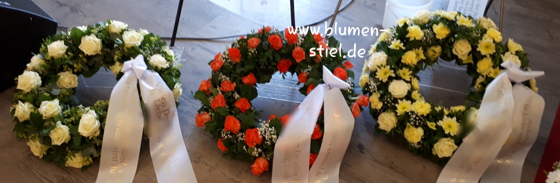  trauerfeier beerdigung kranz trauerkranz blumenkranz gesteckterkranz friedhof grab friolzheim bestattung wimsheim enzkreis trauerfloristik blumengesteck blumenstiel