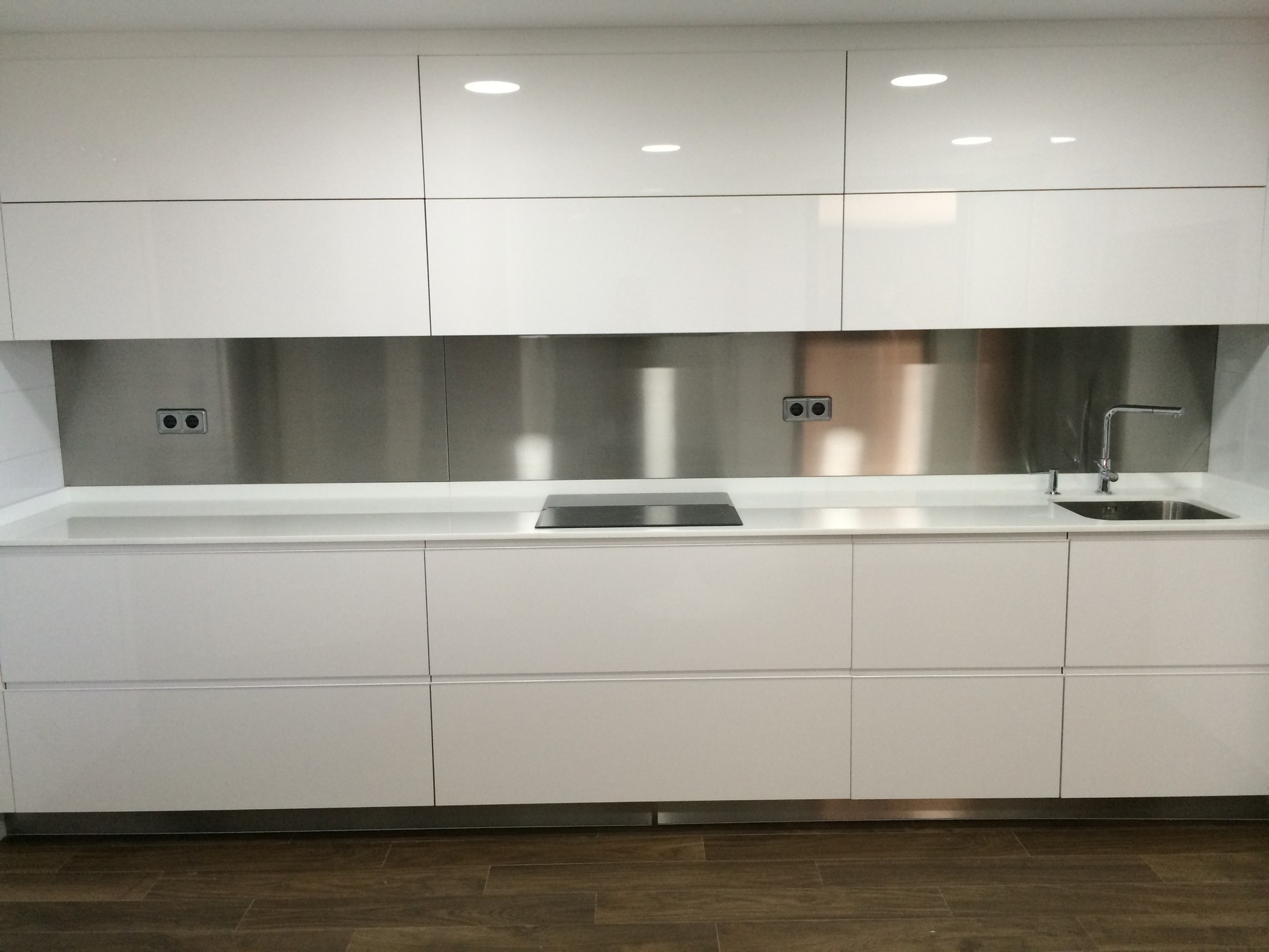 Trasera, salpicadero y panel de cocción de acero inox - Aceros Rago