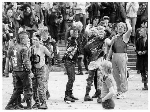 Auch bei den Punks sind die „dms“ sehr beliebt (1984, Hannover)