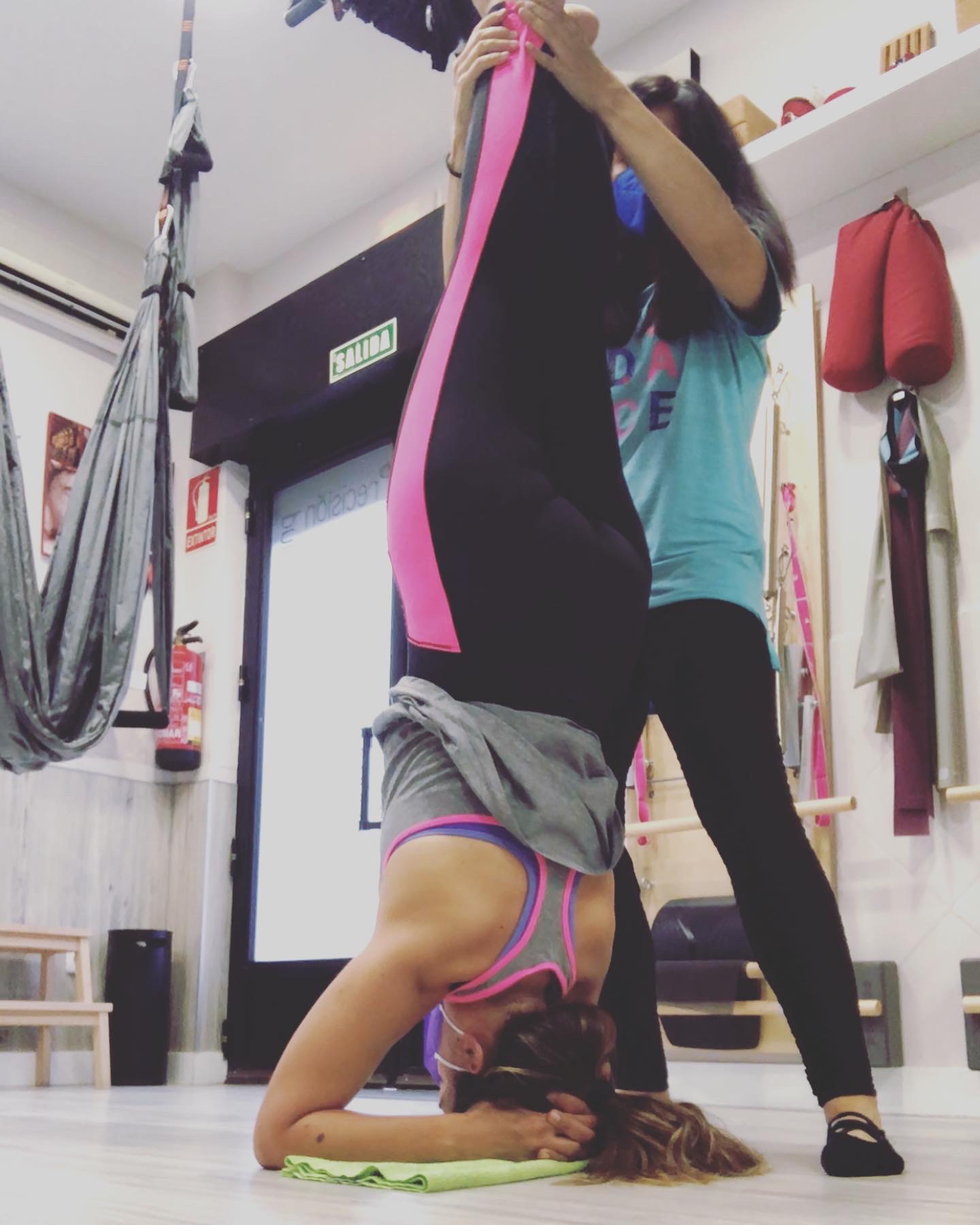 Yoga privado invertidas en Raquel González-RYP Studio