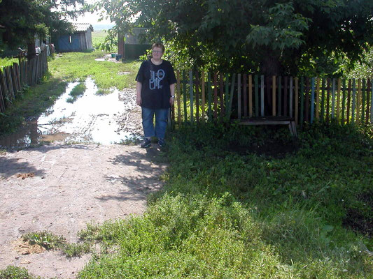 In diesem Hof spielte ich als Kind und auf der kleinen Holzbank saß ich oft im Schatten des alten Ahornbaumes und dachte nach – über Gott und die Welt und über mich selbst.