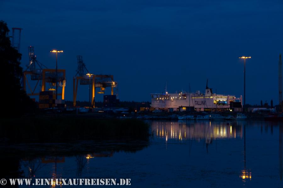 Fährhafen bei Nacht