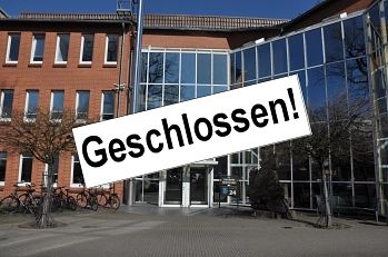 Ein verklinkertes Gebäude mit einer großen Fensterfront und einem '' Geschlossen'' Schild © Landkreis Holzminden