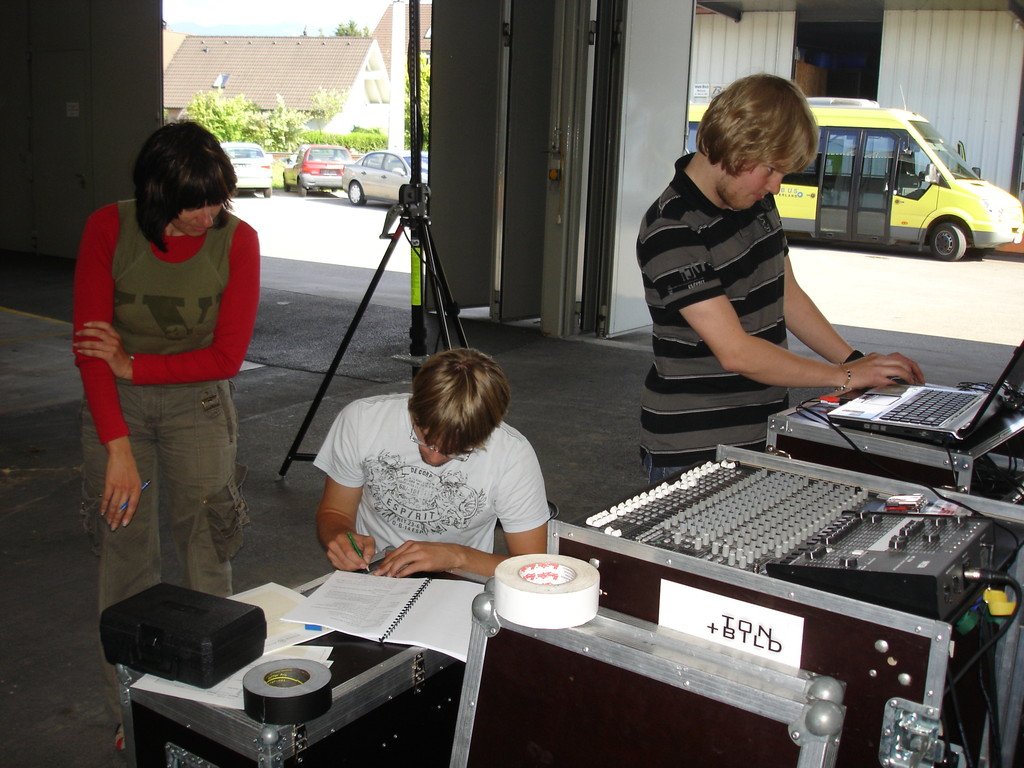 unsere back-ground heroes! hannes und matthias ... supertypen!!!