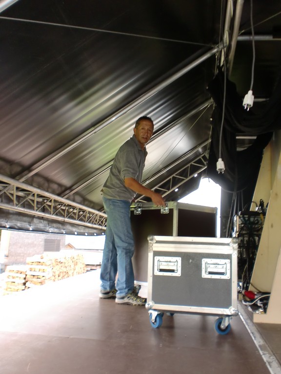 das macht theatermobil aus ... jeder, auch die schauspieler, legen hand an