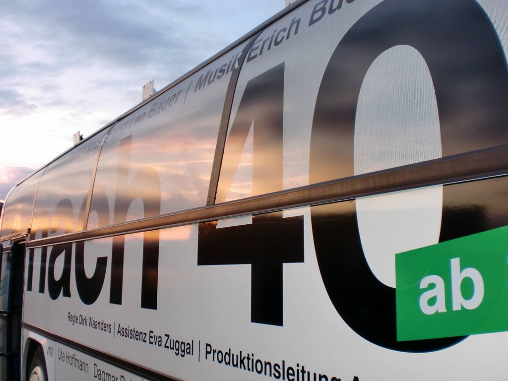 unser bus im abendlicht