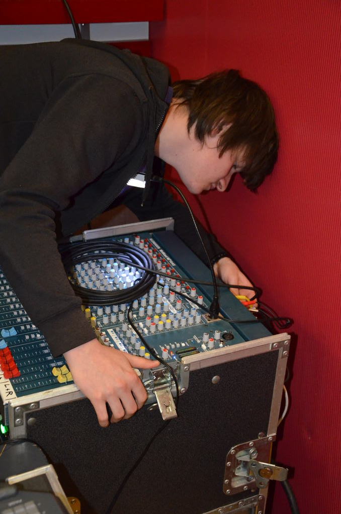 der einzige, der WIRKLICH arbeitet! unser technikgenie bene!