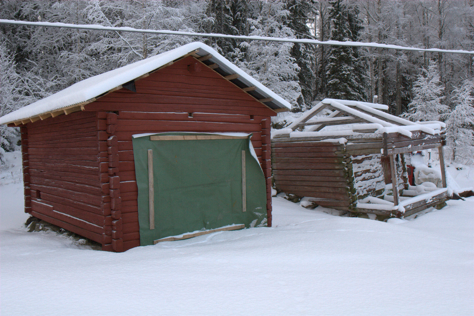 Och så en hink falurött! Till höger det andra objektet som väntar på sitt öde.