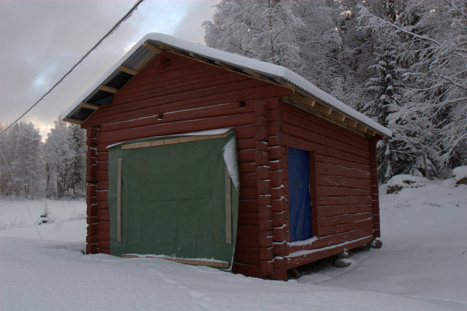 Ägaren byggde undertak med 4x4" rafter och 2" läkt, sedan på med plåt.