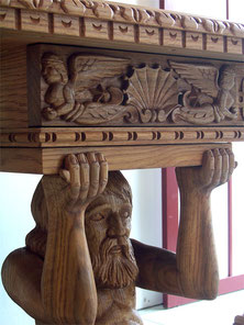 Schreibtisch mit Handgeschitzen Ornamenten und Figuren