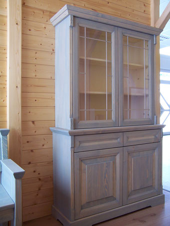 Massivholzschrank mit Glasoberteil, geölt