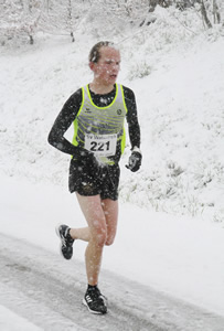 Frederik Schäfer auf dem Weg zur Baden-Württembergischen Berglaufmeisterschaft U23 im Mai(!) 2019 - Photo von Winfried Stinn