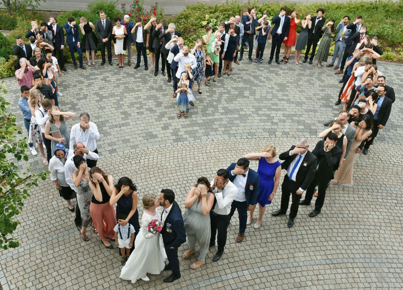 Gruppenfoto in Herzform zur Hochzeit in Rietberg am Lindhotel