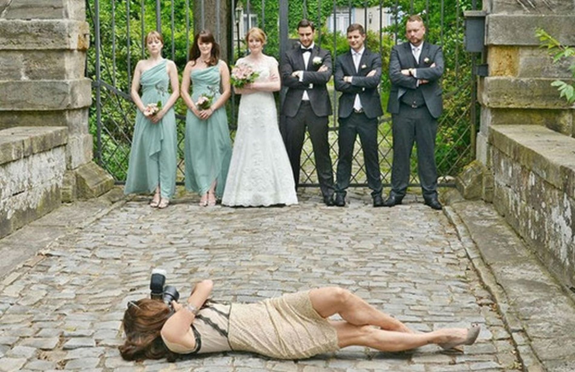 Hochzeitsfotografin beim Gruppenshooting - Hochzeitsfotograf bezahlbar Bielefeld