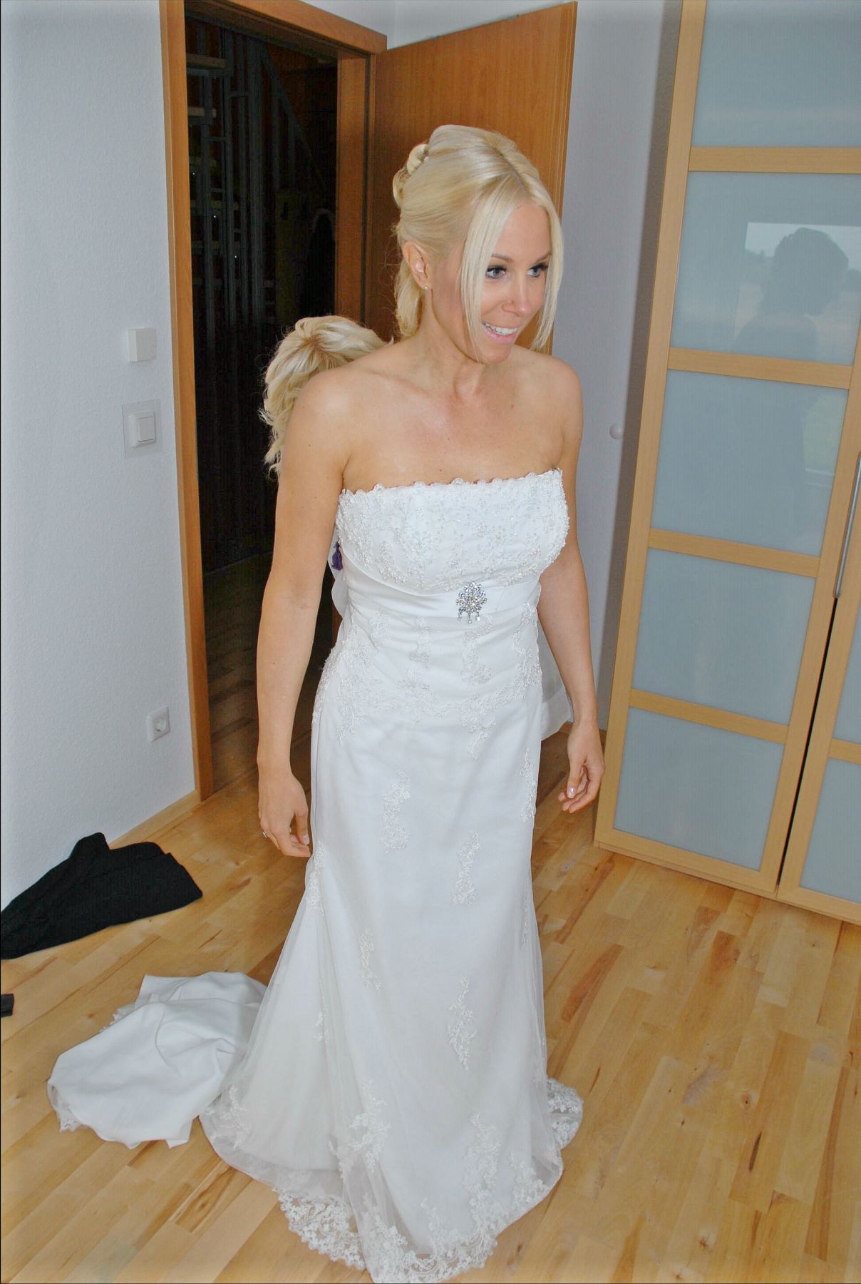 Braut schlüpft ins Brautkleid am Landhotel Voshövel