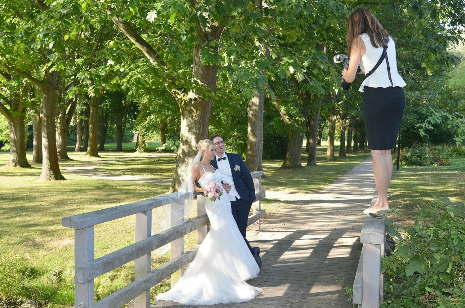 Hochzeitsfotografin beim Paarshooting - Fotograf für Hochzeit in Bielefeld