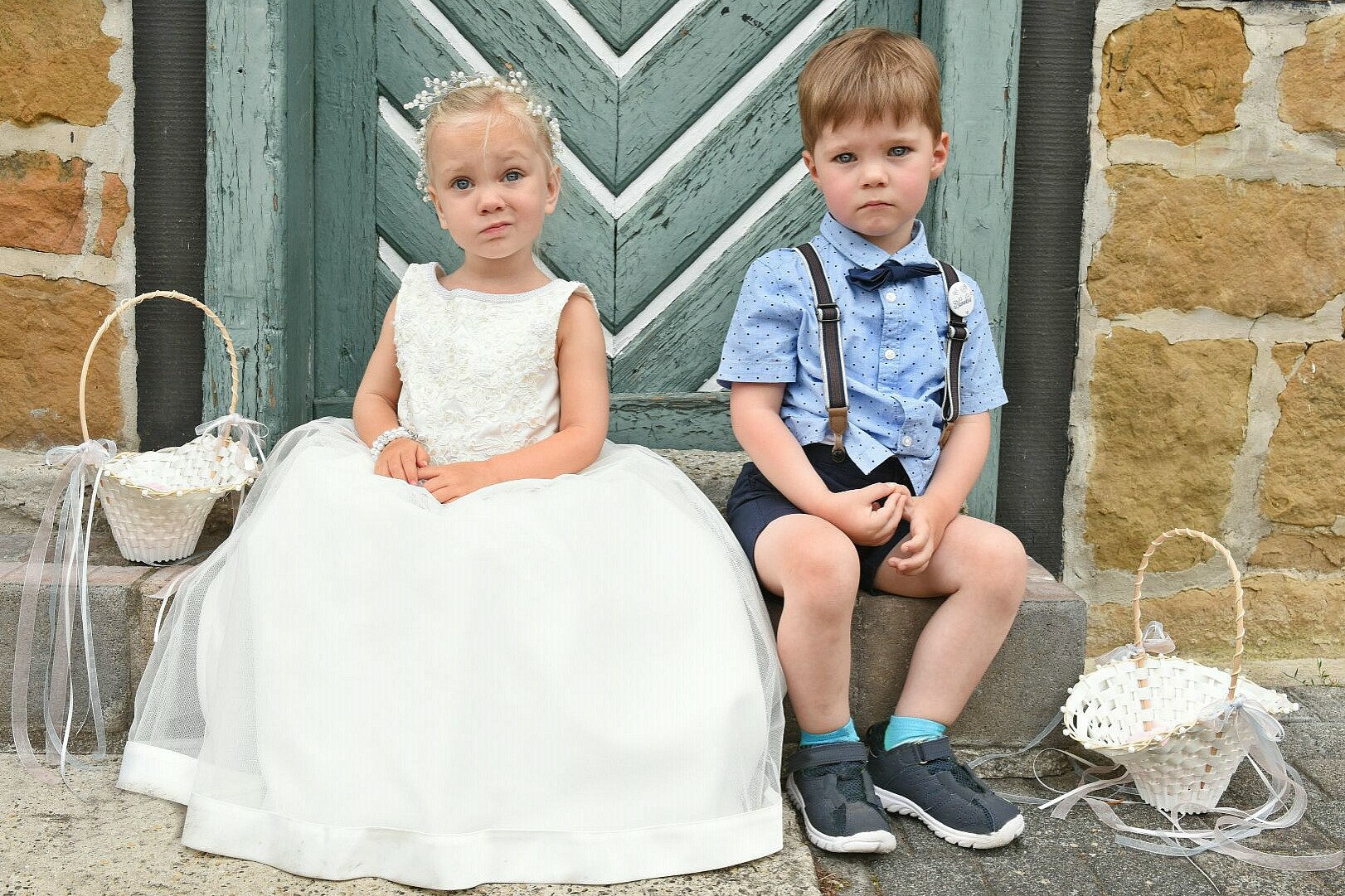 Hochzeitsfotograf Meyerhof Reasfeld - süßes Kinderpaar Blumenkinder schaut muffelig