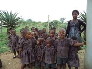 Kinder in Uniform mit Lehrerin