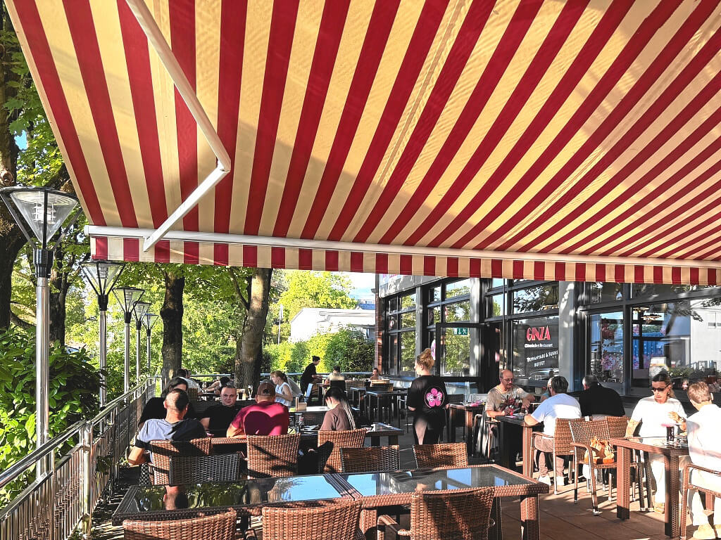 mit Terrasse