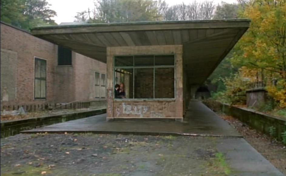 Paperhouse (1988)