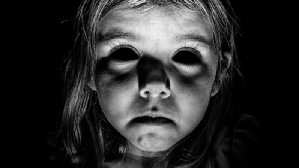 Le Peuple Des Yeux Noirs Horror Scaryweb Com