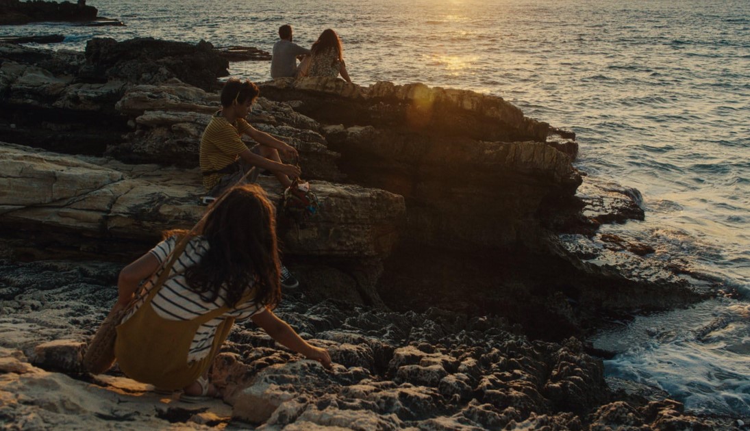 Au-Delà des Vagues (2024) 
