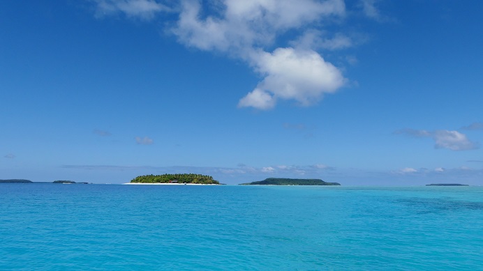 De typische Vava'u eilandjes : een bijna ondoordringbaar midden en een hagelwit strand dat uitmondt op een koraalrif.