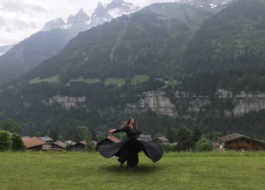 Les pieds enracinés dans la terre mère, en lien avec la Source, en lien avec mon coeur, je m'abandonne, et là je rencontre ma vraie nature, mon Essence. Pure Joie, Pure Lumière, Pure Amour. AWEN.