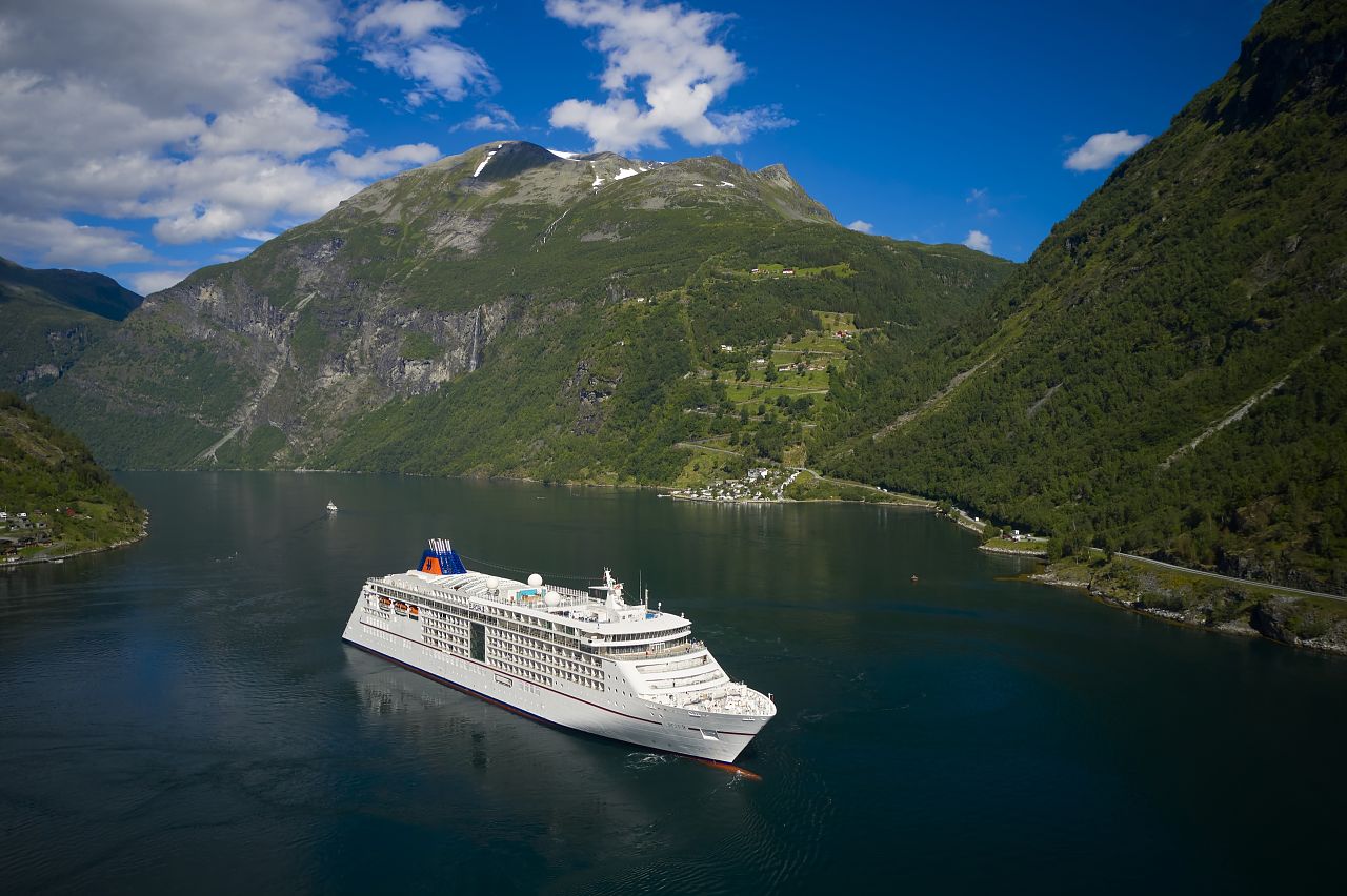 MS Europa 2 im Geirangerfjord © Hapag-Lloyd Cruises