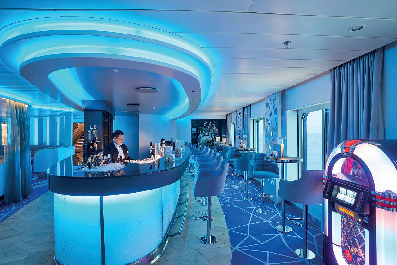 HANSEATIC nature & inspiration Hanseatrium Bar © Hapag-Lloyd Cruises