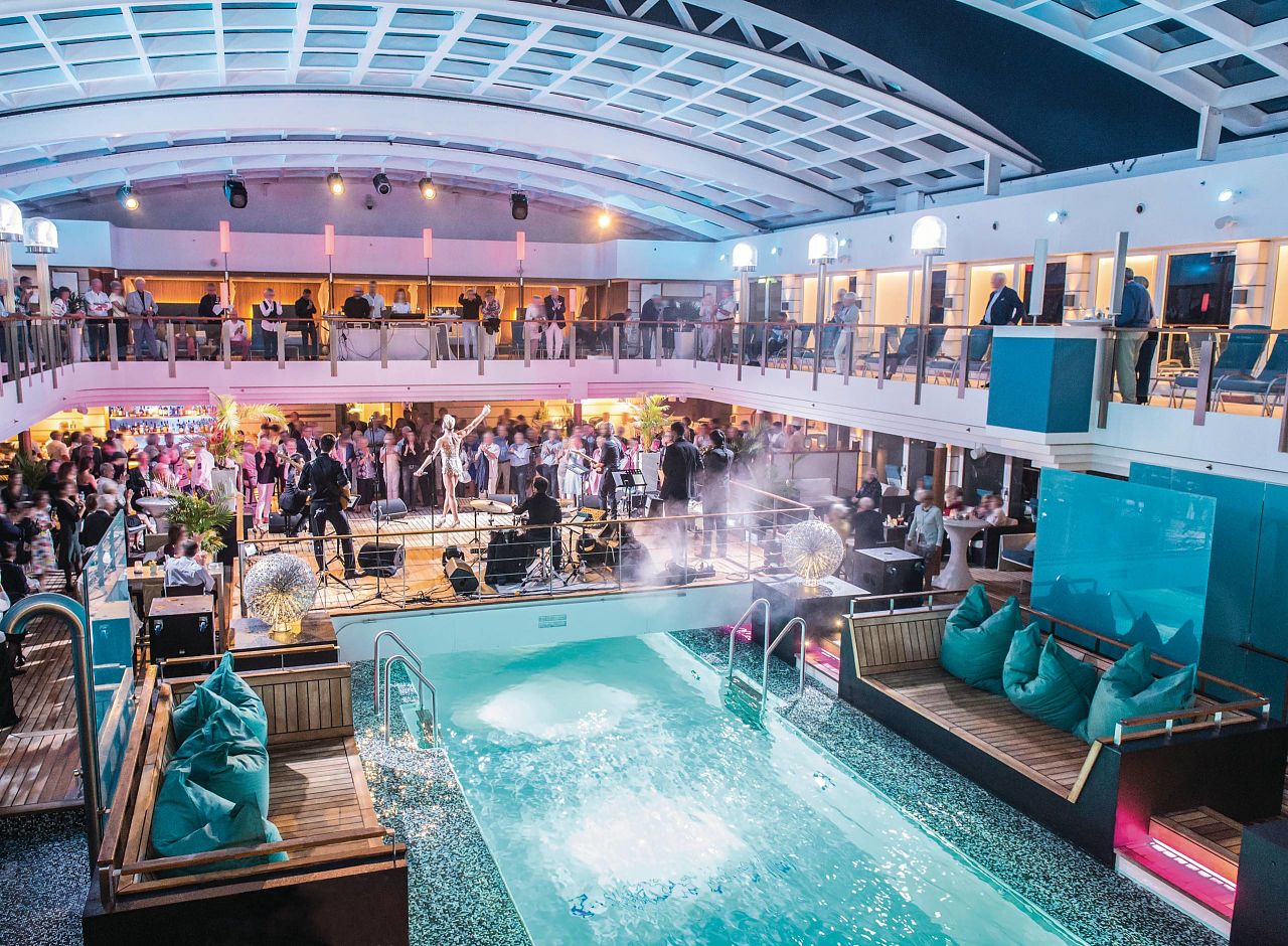 Poolparty auf der MS Europa 2 © Hapag-Lloyd Cruises