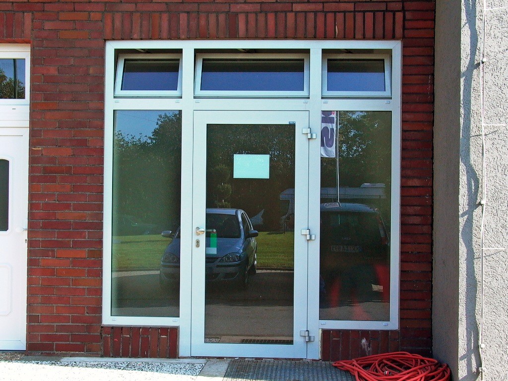 NACHHER Alumiumtür als zusätzlicher Fluchtweg in einem Handwerksbetrieb
