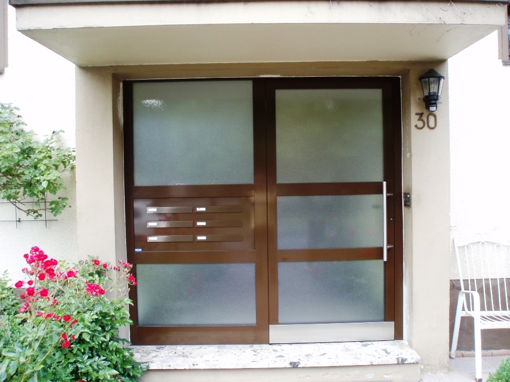 NACHHER Aluminium Haustür thermisch getrennt mit neuer Briefkastenanlage