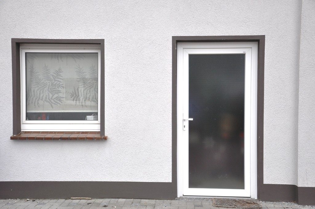 Kunststoff Nebentür mit Fenster in einem Abstellraum