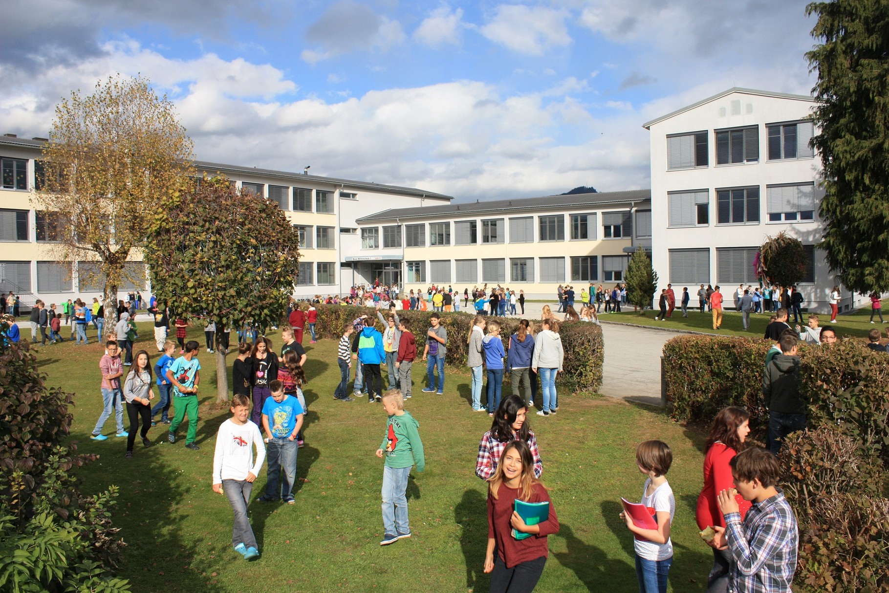 Beitrge zum Thema Feldkirchen in Krnten. Leute Als Hhepunkt vor dem Konzert durfte sie Manuela Haberl und Eva Treffner persnlich kennenlernen. 28.08. Sechs Menschen wurden dabei verletzt, bei drei drften die Verletzungen. Feldkirchen in Krnten in Feldkirchen - Thema auf volunteeralert.com