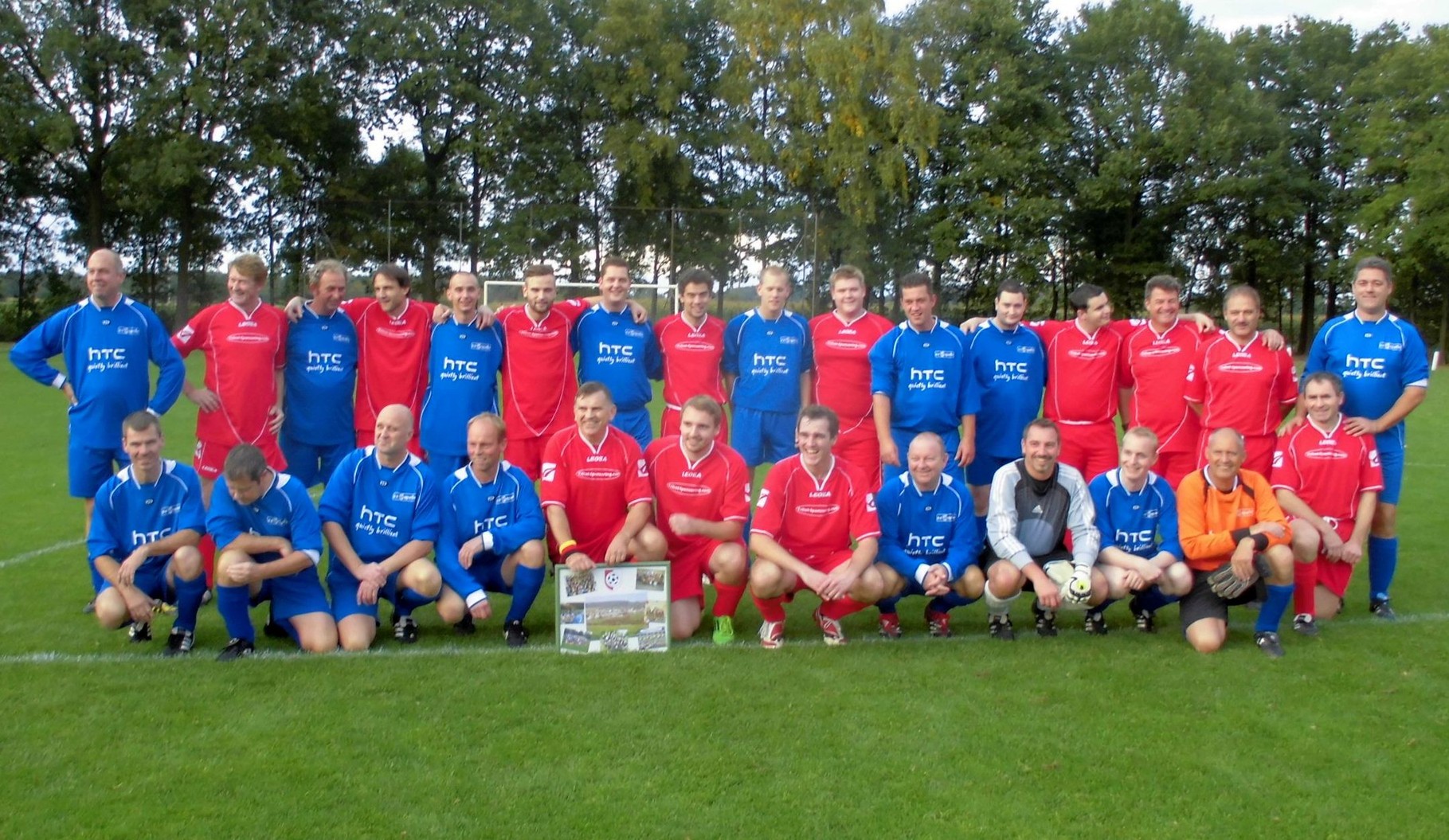 Die Mannschaften vor dem Spiel