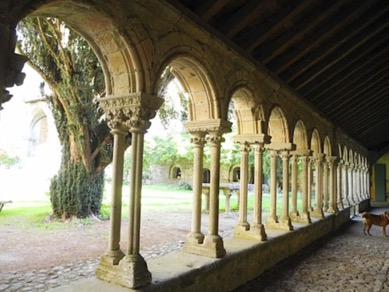 Der romanische Kreuzgang der Abtei Villelongue in Frankreich