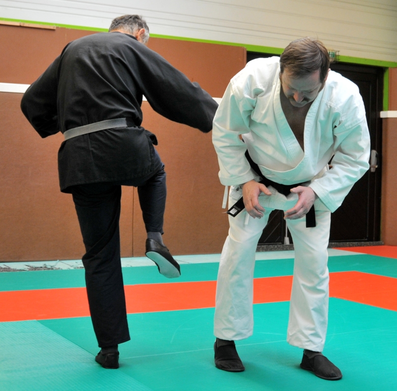 CONTINUER LE PIVOT ET ARMER LA JAMBE