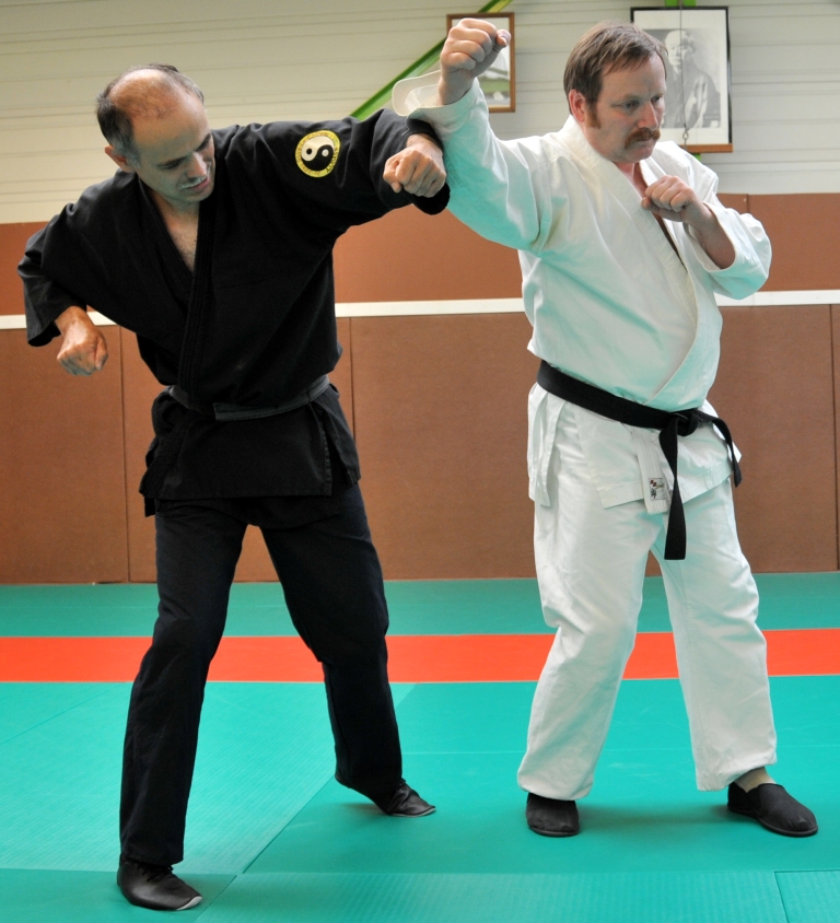 PROLONGER LE COUP DE L'AGRESSEUR